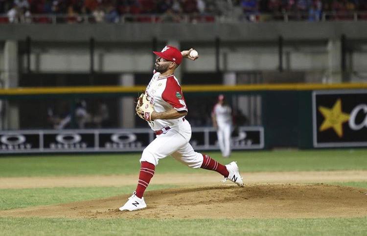 Urquidy se luce No Hit, No Run en juego inaugural